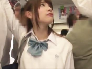 何本もの痴漢ペニスに囲まれ感じてしまい自ら挿入切望して失禁アクメする女子校生