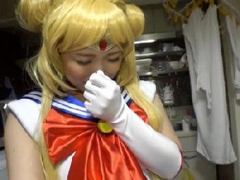 いい歳した人妻にセーラームーンの格好をさせて寝取られハメ撮り