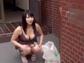 淫らな格好で風呂掃除をする母に勃起した息子と若い肉棒が欲しくなってしまう母