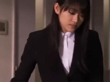 美女会社員が会社の同僚に挿入されて最後は無慈悲な女陰へ直射精