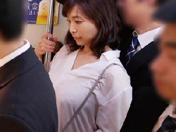 ズブ濡れYシャツになった人妻が痴漢違いに合う…恐怖心と共に芽生えたしまった快感