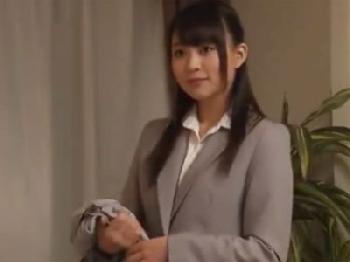 スーツ姿の美女会社員がいきり勃ったペニスにご奉仕→精液顔面射精されて恍惚顔