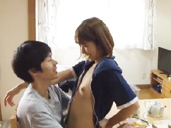 彼女の友人を家に連れこんでご飯も下半身繋がったままする欲望SEX生活