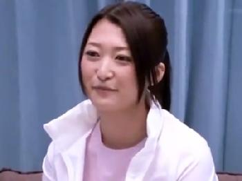 清涼感あふれる綺麗な人妻をマジックミラー号連れ込み→マッサージ中にペニスぶち込み!!