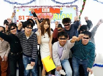 爆乳娘の素人解禁!!キモファンの前で嫌な顔1つせず手コキと口内性交