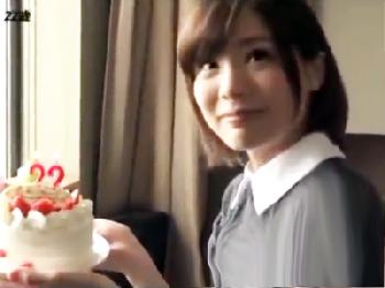 誕生日を迎えた鈴村あいりちゃんにサプライズ挿入