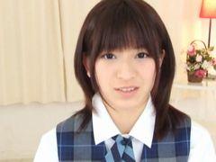 膣内へ直射精で熱い精液を注がれるネコ目の童顔女子校生