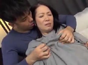 黒髪ロングの熟女人妻が熟れマンをピスられてあっけなく悶絶絶頂