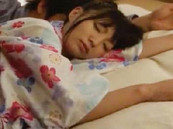 夏祭りで疲れて浴衣のまま寝た妹を夜這いした兄