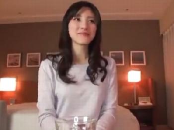 出会い系アプリで知り合った素人人妻に避妊具なしで挿入