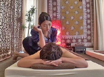 健全店なのに客に自ら跨がり挿れたがる痴女エステティシャン