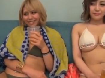 海で駄弁ってた巨乳ギャル二人組をナンパ!!当然即日中出し乱交!!