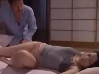 夜這いされた巨乳人妻…リクエストされる性的欲望に抗えず抵抗しながらも汗だくSEX