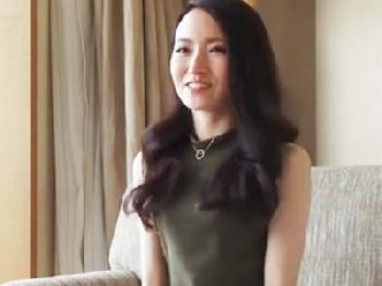 ワイセツな身体の巨乳美女が男に跨り淫らな腰使いで感じまくるセクロス