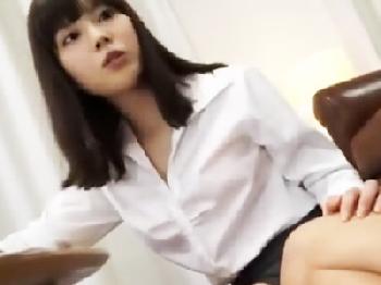 勃起肉棒に気付いて抜いてくれる巨乳家庭教師