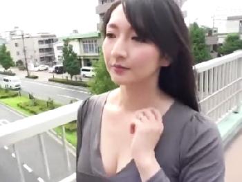 満員バスで襲われてる女性を見てムラっときた痴女が隣の男の子に逆痴漢W