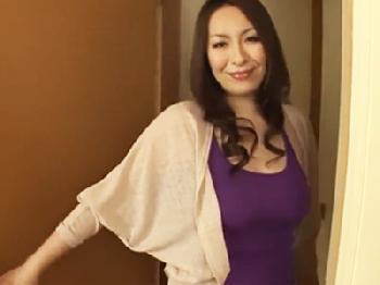 息子の家庭教師を和室に連れ込み性的関係を強要する変態妻W