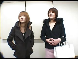 街中でナンパした素人娘に手コキと尺八で抜いてもらう