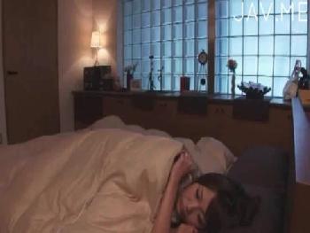 力で強引にねじ伏せられ抵抗むなしく性的凌辱される人妻