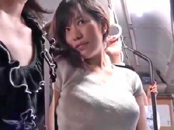 バス内で痴漢され声を押し殺しながら悶える巨乳美女