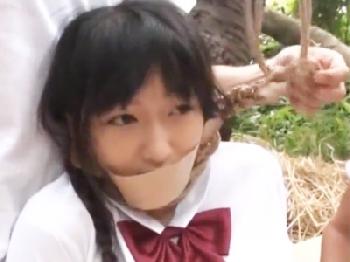 レイパーたちに山奥に連れ去られた女子校生が強制イラマで喉奥まで口内凌辱される!!
