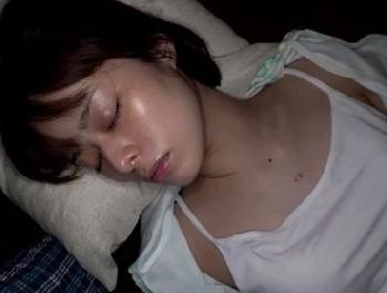 大手会社の受付嬢をしている元陸上部の姉を夜這い!!びしょ濡れまんこを突きまくり精液種付け