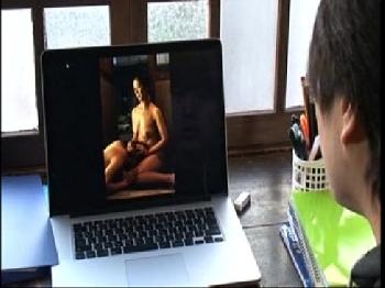 わけあり家庭の熟女人妻…欲求を満たす為オナニー行為で引きこもり息子を誘惑