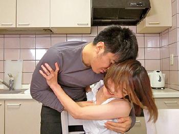 夫の友人のごり押しSEXに体を許して燃え上がる人妻