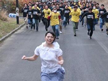 100人の男たちから追いかけられる上原亜衣!!捕まったら連チャン膣内射精罰ゲーム