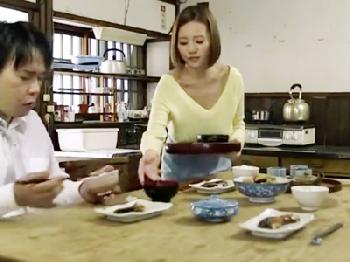 片乳見せながら色仕掛けしてくる巨乳人妻