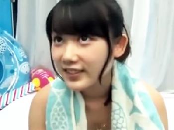 フェロモン全開で息子の友人の若ペニスを欲しがり性的に魅了する熟女母