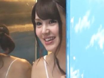 密着マッサージで耐えきれず友人男女の大学生が真剣SEXに発展W