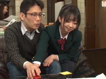 大好きな中年男の膝上に跨って家族の前で挿入する女子校生