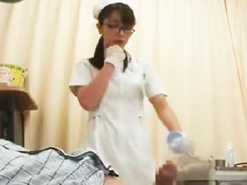 絶倫患者の面倒を見るのに手を焼くナースが病室のベッドで次々挿入される