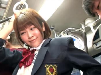 ワイセツな事にとても関心がある童顔の魅力的な女子校生が満員バス内でひそかに性行為!!