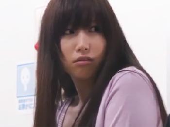 図書館で痴漢男に辱められてるのに感じる人妻