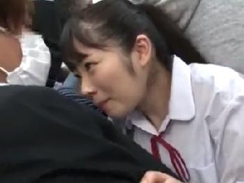電車に乗ってきた女子校生→痴漢冤罪かと思ったら自分からキスしてくる痴女だった