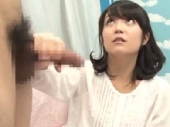 巨根がコンプレックスなチェリーボーイを筆おろしすると予想外におまんこ内で精子射精された素人娘