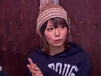 居酒屋の個室便所でサクッと射精するまで口内性交してくれるショートヘア美女