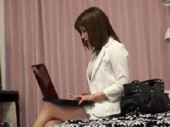 すっぴんも可憐な憧れの先輩女性社員と性行為達成!!