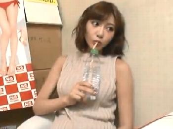 明日花キララがアダルトショップ店内で客のペニスに跨がり公開性交