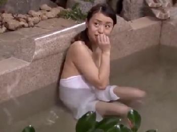 混浴で一緒になった中年男達に子宮へ直接精液ぶっかけ射精される巨乳人妻