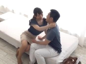 歳の差14歳差!!震える童貞男子を優しく包みながら筆おろしする猥褻な人妻