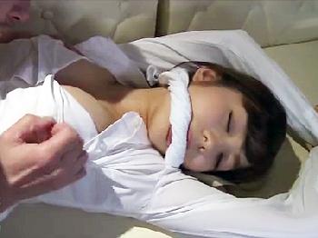 薬を盛られて眠らされた巨乳美女が泣き叫んでも容赦なしの種付け強姦!!