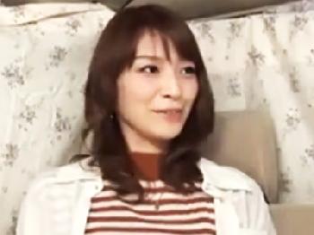 お金と巨根の誘惑に負けた素人人妻が陰毛がないワレメにコンドーム未装着で孕ませ射精される