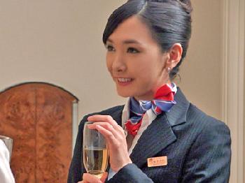密室でキャビンアテンダントから特別サービスを受けるファーストクラスの客