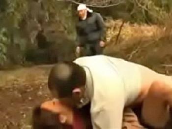 性暴行現場に出くわした男が助けるでもなく一緒に性暴行