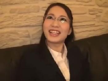 夜の繁華街を歩く女性会社員をナンパしホテルに連れ込み性行為