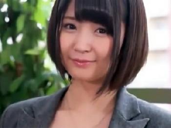 化粧品会社に勤める豊乳オフィスレディがストレス発散でAV出演して着衣のまま避妊具なしの性行為