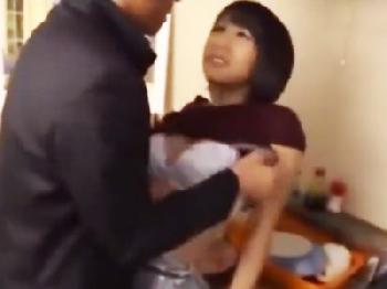 ストーカーに押し入り凌辱＆コンドーム非装着で孕ませ交尾されて悲痛なスレンダー妻‥